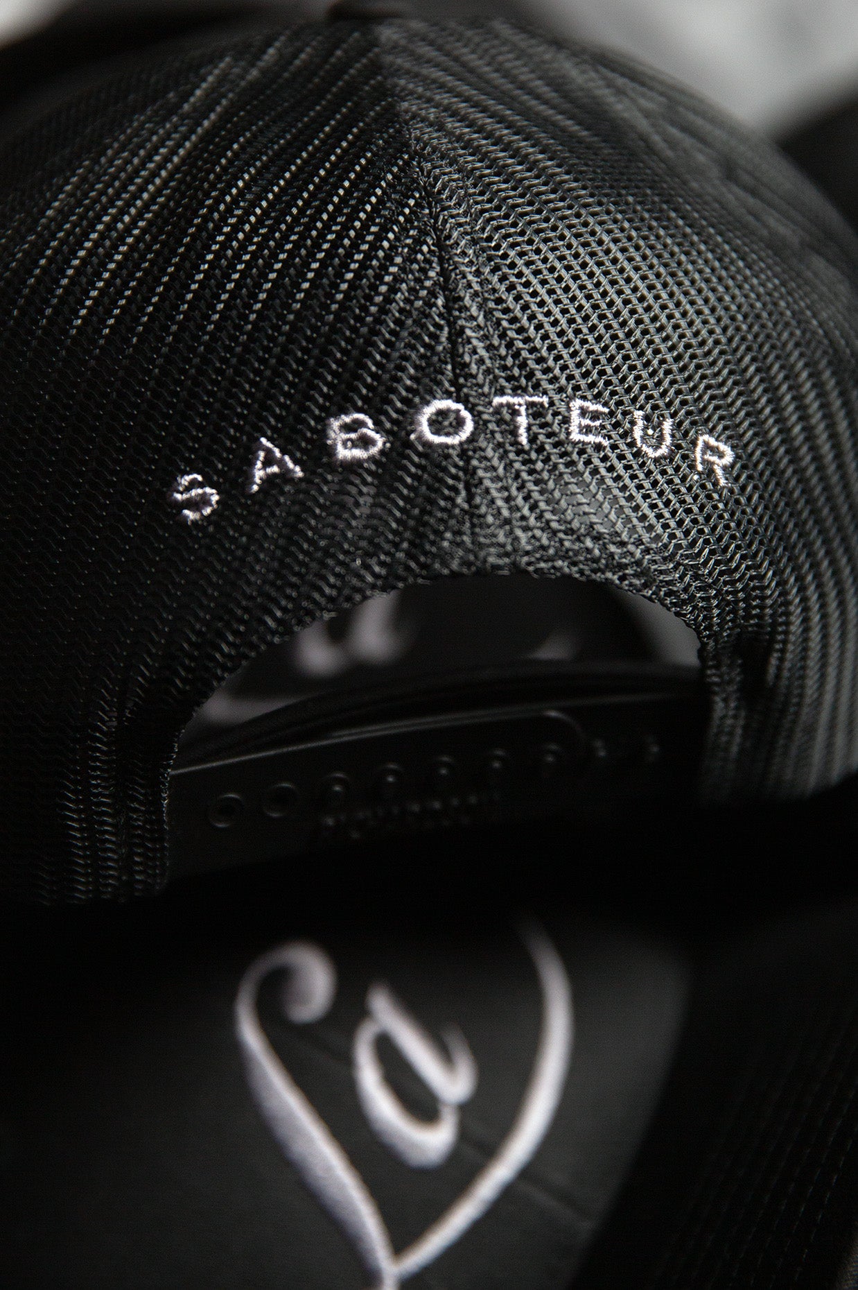 LA SCRIPT 6-PANEL TRUCKER